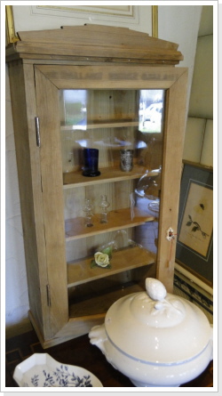 Kleine Vitrine mit Tablaren H74 B34 T14cm fr. 165.- Kleine Vitrine mit Tablaren H74 B34 T14cm fr. 165.-