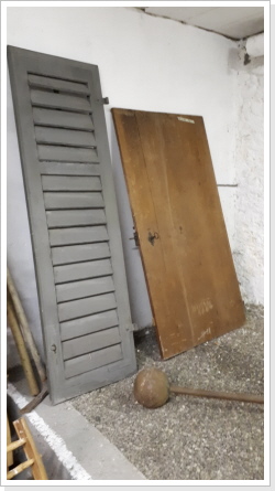 Grosser Fensterladen 60.- Türe 90.- Grosser Fensterladen 60.- Türe 90.-