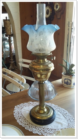 Schöne engl. Petrollampe H70cm Fr. 240.- Schöne engl. Petrollampe H70cm Fr. 240.-