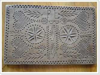 Uraltes beidseitig von Hand geschnitztes Brettli für die Geliebte....Fr. 65.- Uraltes beidseitig von Hand geschnitztes Brettli für die Geliebte....Fr. 65.-