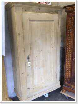 1 tür. Tannenschrank roh geschliffen Fr.870.- 1 tür. Tannenschrank roh geschliffen Fr.870.-
